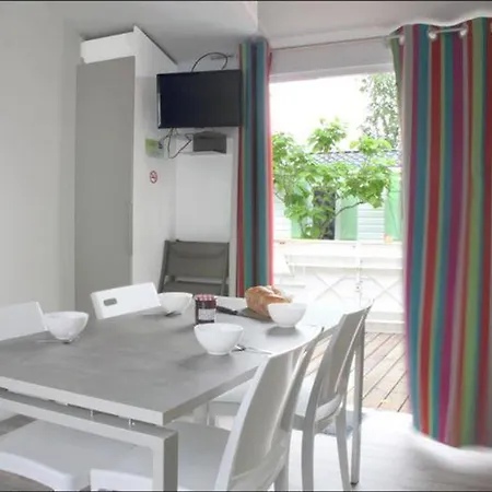 Mobil Avec Terrasse Pour 6 Personnes - Api-1-52-389 *